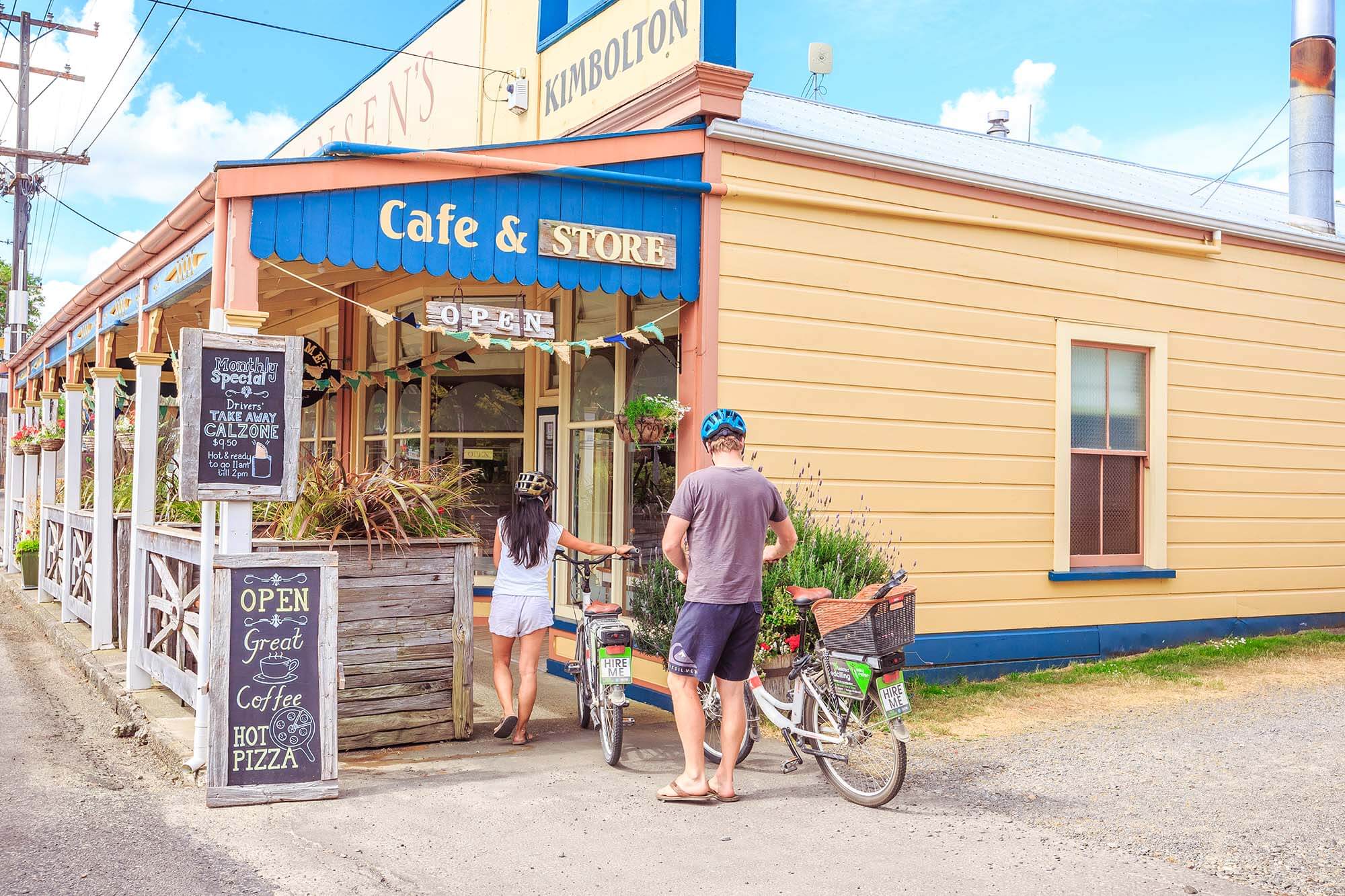 Cyclists at Hansens Cafe and Store ManawatuNZ.co .nz