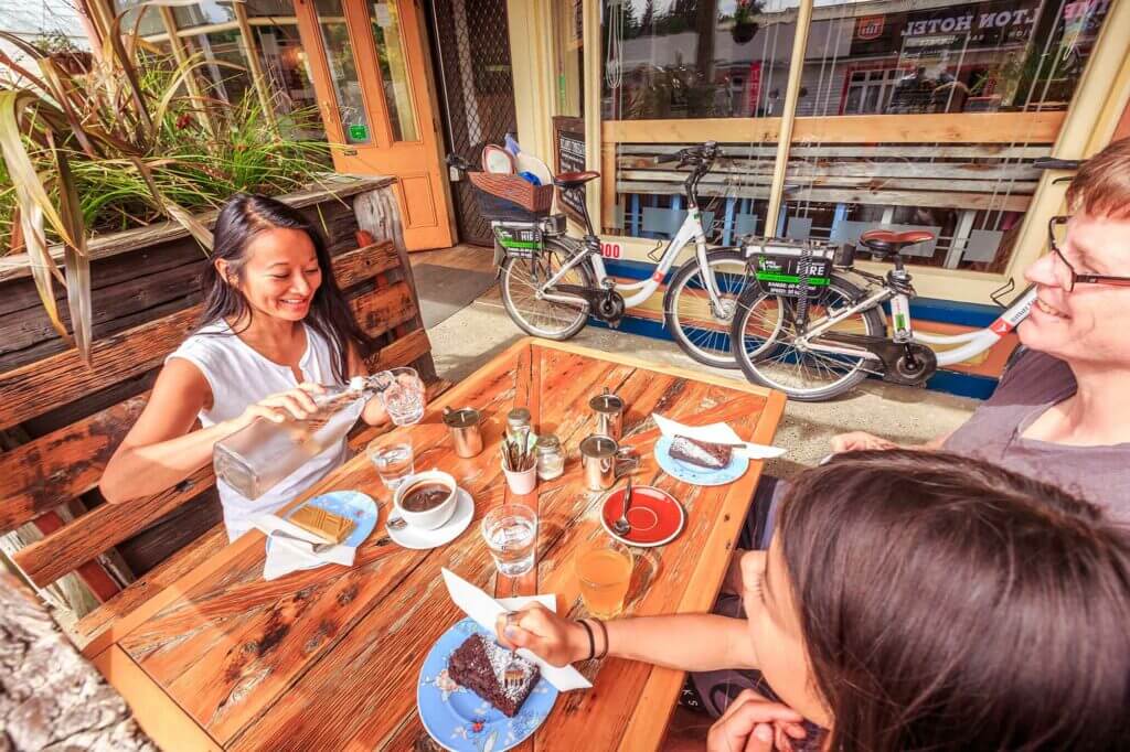 Family eating at Hansens Cafe and Store ManawatuNZ.co .nz  1