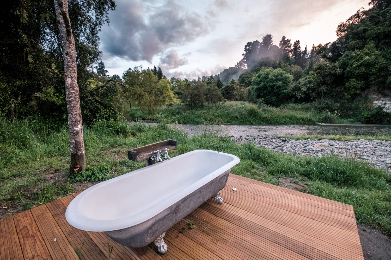 Makoura Lodge Riverside Retreat Outdoor Bath credit makouralodge.co .nz