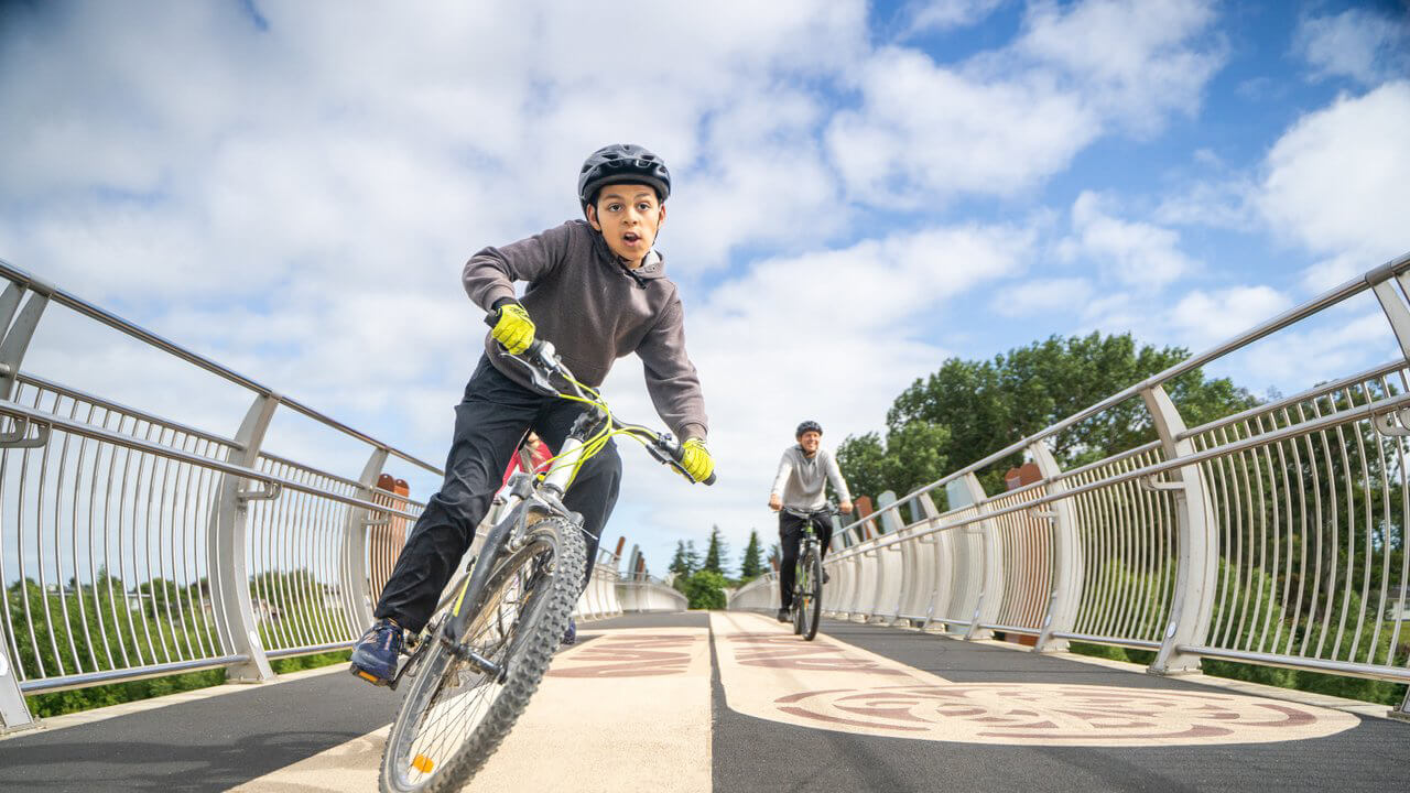 Kid on his bike on the He Ara Kotahi bridge in Palmerston North Manawatū